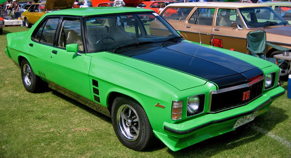 1976-1977_Holden_HX_Monaro_GTS_sedan_01.